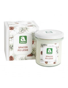 ajeden spacer po lesie świeca